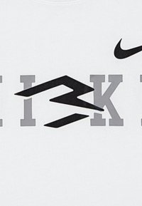 Felpa bianca con ampio testo grafico in nero e grigio. Include un logo Nike e un disegno stilizzato "3" al centro.