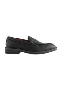 Sorte læder loafers med en struktureret finish, der har en glat rem over vamps, lav staplet hæl og rund tå design.