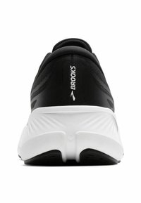 Čierna bežecká obuv s textúrovaným zvrškom, bielou medzipodrážkou a čiernou podrážkou. Na päte sa nachádza biele logo "Brooks".