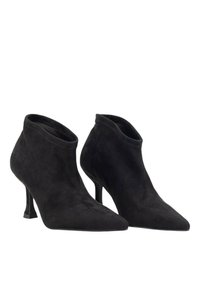 Botines de ante negros hasta el tobillo con puntas afiladas y tacón delgado, con un diseño minimalista y textura suave.