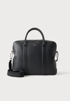 Porte-documents en cuir noir texturé avec deux poignées, bandoulière amovible et petit logo "BOSS" au centre devant.