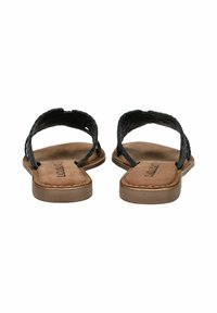 Sandalias negras trenzadas con dos correas, plantillas color marrón claro y suela plana de color marrón claro. Textura suave y diseño minimalista.