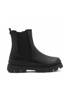 Czarny skórzany botek Chelsea z elastyczną boczną wstawką, pętelką na pięcie, grubą podeszwą z bieżnikiem oraz zaokrąglonym noskiem, pokazany z boku.