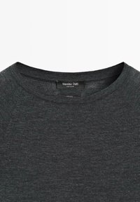 Tmavě šedý svetr s kulatým výstřihem z texturované tkaniny. Na límci je štítek "Massimo Dutti". Klasický, minimalistický design.
