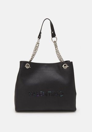 Schwarze Valentino-Handtasche mit silbernen Kettenriemen und irisierendem Markennamen auf strukturiertem Leder.
