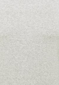 Světle šedé tričko vyrobené z pleteniny bavlny, s měkkou texturou a jednoduchým, jednobarevným designem bez vzorů nebo akcentů.