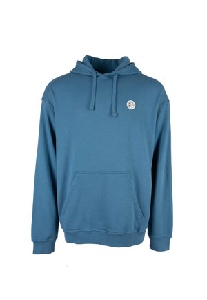 Modrá mikina s kapucňou, predným vreckom a malým kruhovým logom na ľavej hornej strane hrudníka, s šnúrkami na kapucni.