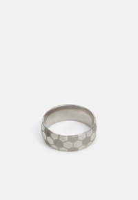 Anel de metal com um padrão hexagonal, acabamento em prata escovada. Interior liso e exterior com detalhes texturizados.