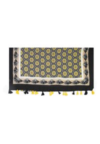 Zwarte sjaal met hexagonaal geel en grijs patroon, omrand met crème. Heeft zwarte bloemenontwerpen en gele franjes langs de randen.