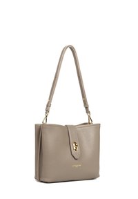 Borsa in pelle taupe con forma strutturata, accessori in oro, chiusura a patta anteriore e una sola tracolla regolabile.