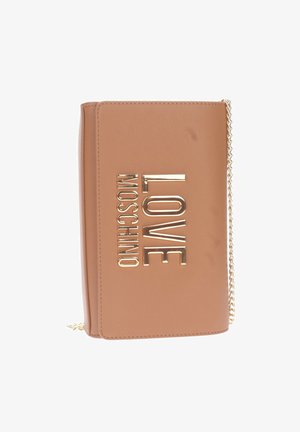 Portafoglio in finta pelle marrone con logo dorato "LOVE MOSCHINO", tracolla a catena e finitura testurizzata. Forma rettangolare con superficie liscia.