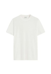 Camiseta blanca de manga corta, hecha de tela suave, con un cuello redondo y un corte holgado, sin patrones ni gráficos visibles.