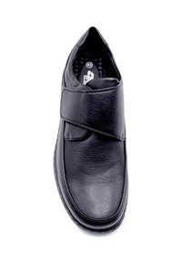 Chaussure en cuir noir conçue avec une large sangle Velcro, un bout arrondi, une semelle intérieure rembourrée et une finition lisse. Style élégant et facile à enfiler sans matériel visible.