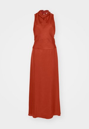 Rød ærmeløs maxikjole med draperet halsudskæring, tætsiddende bodice og svajende nederdel. Fremstillet af blødt, letvægtsstof. Lukkes med lynlås i ryggen.