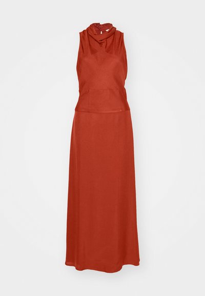 Piros, ujjatlan maxi ruha, cseppnyakú, testhez simuló felső résszel és lágyan hullámzó szoknyával. Simább, könnyű anyagból készült. Hátul zippzáros záródás.