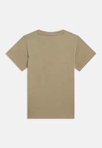 Κοντομάνικο T-shirt σε ανοιχτό μπεζ βαμβάκι. Διαθέτει κλασικό στρογγυλό λαιμό και ευθεία ρίγα στο τελείωμα. Ομαλή υφή, χωρίς ορατά σχέδια ή διακοσμητικά στοιχεία.