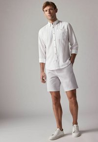 Next STRAIGHT FIT STRETCH CHINO - Kratke hlače - off white