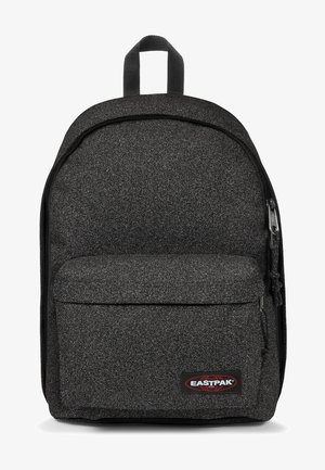 Schwarzer Rucksack mit strukturierter Oberfläche, ausgestattet mit einer vorderen Reißverschlusstasche, Logo-Patch und schlichtem Design. Verstellbare Schultergurte sind enthalten.