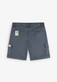 Pantaloni cargo grigi con due tasche posteriori, tasca laterale cargo e un'etichetta tessuta. Realizzati in un tessuto testurizzato.