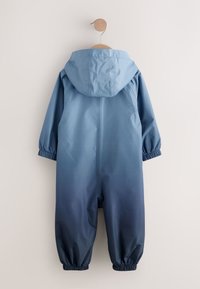 Mėlynas vandeniui atsparus vienos dalies kostiumas su gradientu nuo šviesiai mėlynos iki tamsiai mėlynos spalvos. Sukurtas su gaubtu, elastingais rankogaliais ir lygiu paviršiumi.