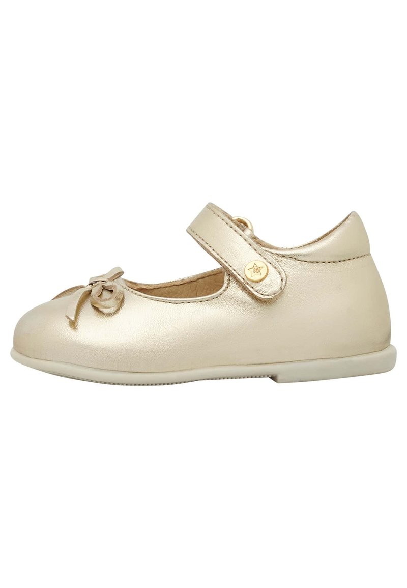 Zapato Mary Jane metálico dorado con punta redonda, acento de lazo y correa ajustable. Textura suave con un brillo sutil, suela plana.