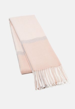 Écharpe douce pliée avec des rayures rose pâle, blanc cassé et gris clair et des extrémités à franges sur un fond clair uni.