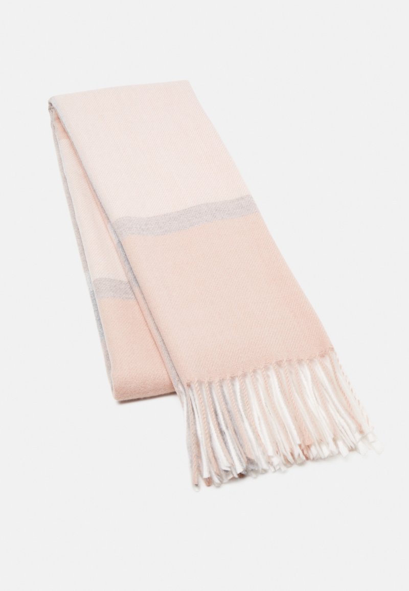 Écharpe douce pliée avec des rayures rose pâle, blanc cassé et gris clair et des extrémités à franges sur un fond clair uni.