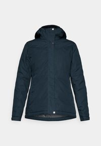 Veste isolée bleu marine avec un col haut, une capuche, une fermeture zippée et des accents en boutons. Tissu lisse avec une finition légèrement texturée.