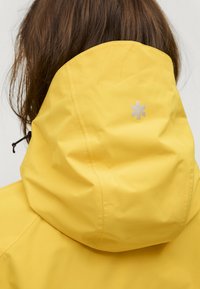 Áhkká Regnjakke / vandafvisende jakker - zitronengelb