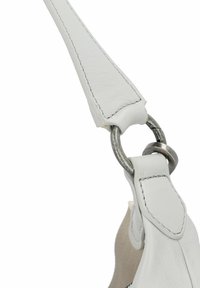 Bracelet en cuir blanc avec attache en métal, texture lisse et couture contrastante, vue en angle mettant en valeur les détails de conception.