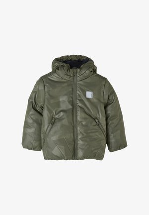 Doudoune à motifs verts avec capuche, dotée d’une fermeture éclair complète et de deux poches latérales. Fabriquée en tissu lisse et brillant.