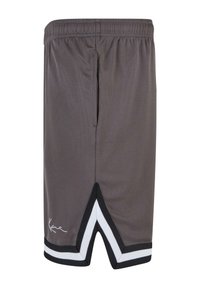 Grå sportshorts i meshmaterial. Har en svart och vit accentrand vid nederkanten och en ventilerad design på sidorna.