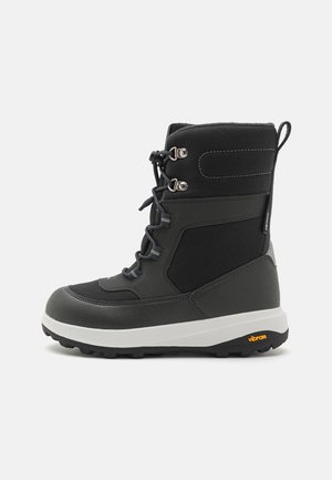 Zwarte sneeuwboot met een gestructureerde bovenkant, vetersluiting aan de voorkant en zilverkleurige hardware. Heeft een witte tussenzool met het Vibram-logo op de buitenzool.