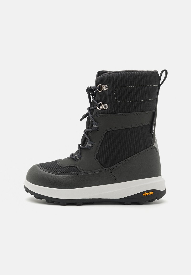 Bota de nieve negra con parte superior texturizada, cordones en la parte frontal y herrajes plateados. Presenta una mediasuela blanca con el logotipo de Vibram en la suela.