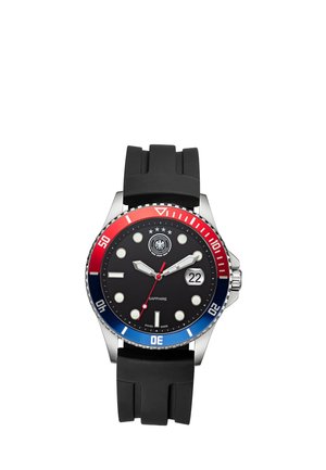 Montre bracelet style plongeur avec cadran noir, lunette rouge et bleue, affichage de la date, aiguilles argentées, index ronds des heures et bracelet en caoutchouc noir.