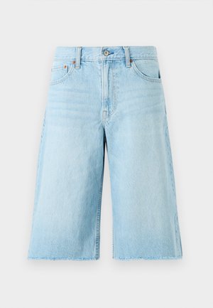 Lichtblauwe denim shorts met een losse pasvorm, een rafelige zoom, vijf zakken en metalen hardware. Klassiek jeansontwerp met subtiele vervaging.