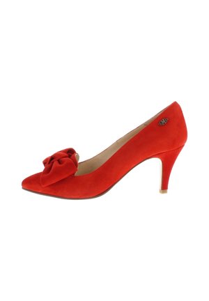 Roter Wildleder-Pumps mit hohem Absatz und spitzer Zehenpartie, dekorativer Stoffschleife vorne und kleinem Metallemblem nahe der Ferse.