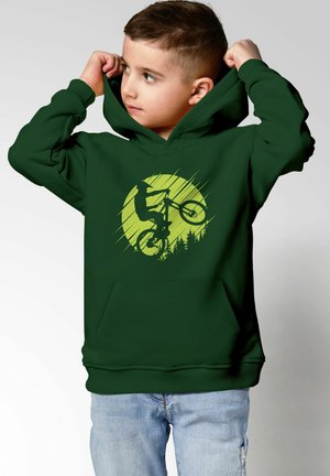 Grüne Kapuzenjacke mit einer vorderen Tasche und einem grafischen Motiv eines Radfahrers vor einem gelben Kreis, mit strukturierten Details und einer entspannten Passform.