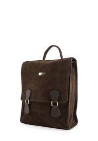 Sac à dos en suede marron au design structuré, avec un rabat en cuir, deux accents de boucle et une poignée supérieure pour le transport.