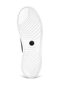 Schwarzer Textil-Obermaterial-Sneaker mit einer weißen Gummisohle, die ein strukturiertes Griffmuster und ein auffälliges schwarzes Logo auf der Sohle aufweist.