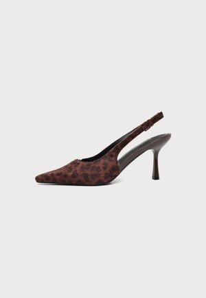 Chaussure à talon haut slingback imprimé léopard marron avec bout pointu et talon stiletto fin sur fond clair.