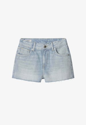 Shorts in denim azzurro chiaro con orlo sfrangiato, design a cinque tasche e chiusura con bottone in metallo. Texture liscia e forma casual.