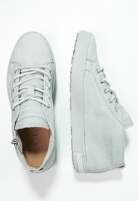 Šedé texturované vysoké tenisky s hadím vzorem, vybavené tkaničkami, polstrovaným límcem a silnou gumovou podrážkou.