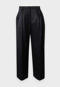 Pantalons noirs taille haute en tissu lisse, dotés de plis marqués, de jambes larges et d'une coupe droite avec un ourlet légèrement effilé.