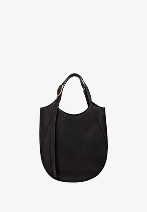 Schwarze, strukturierte Lederschultertasche mit abgerundetem Boden und verstellbarem Riemen, der eine goldfarbene Schnalle auf einem weißen Hintergrund aufweist.