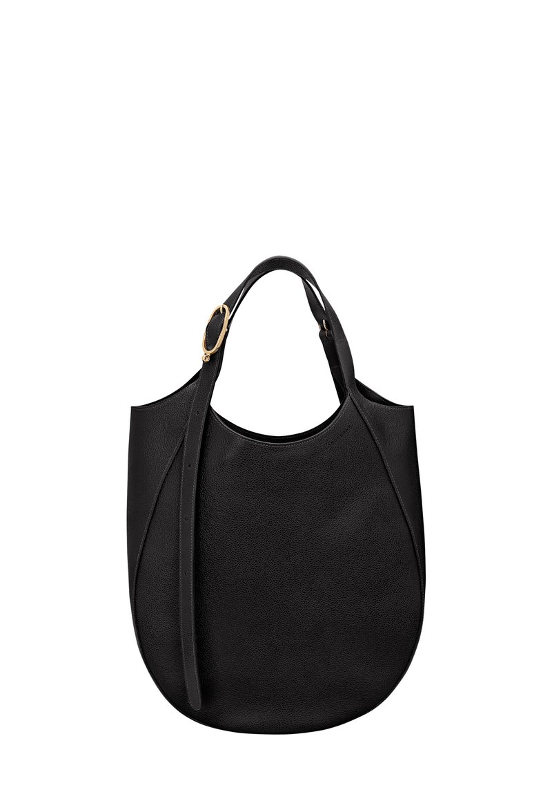 Schwarze, strukturierte Lederschultertasche mit abgerundetem Boden und verstellbarem Riemen, der eine goldfarbene Schnalle auf einem weißen Hintergrund aufweist.