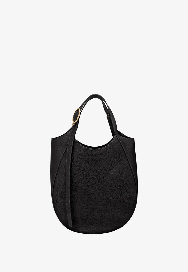 Schwarze, strukturierte Lederschultertasche mit abgerundetem Boden und verstellbarem Riemen, der eine goldfarbene Schnalle auf einem weißen Hintergrund aufweist.