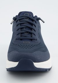 Dunkelblaue Sportschuh mit strukturiertem Obermaterial, Schnürverschluss, perforierten Details und weißer Zwischensohle, ausgestattet mit Gummiaußensohle für optimalen Halt.