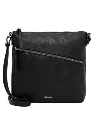 Sac bandoulière en cuir noir avec poche zippée diagonale à l'avant et sangle réglable, surface texturée et petit logo argenté de la marque près du bas, au centre.