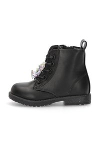 Bota negra de cuero hasta el tobillo con diseño de cordones, acentos decorativos iridiscentes, puntera redondeada y suela negra texturizada. Asa en el talón.
